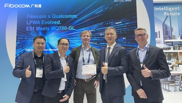 廣和通MTC產(chǎn)品管理部總經(jīng)理劉蓀枝（左1）、廣和通MTC產(chǎn)品市場總監(jiān)關鴻愷（左2）、高通技術公司產(chǎn)品管理副總裁Vieri Vanghi（左3）、廣和通CEO應凌鵬（右2）、廣和通歐洲及中東區(qū)銷售部副總裁Lars Thyroff（右1）出席發(fā)布會現(xiàn)場