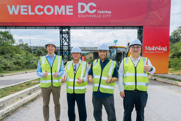 馬星集團(tuán)副首席執(zhí)行員兼執(zhí)行董事梁津浩（左一）和Front Connect Sdn. Bhd. (FCSB)首席執(zhí)行員Mansor Mohd Kassim（右二）為連接Mah Sing DC Hub@Southville City與賽城的專用光纖干線主持奠基儀式。儀式由馬星集團(tuán)創(chuàng)辦人兼集團(tuán)董事經(jīng)理丹斯里拿督斯里梁海金（左二）和FCSB董事孫建煒見證。