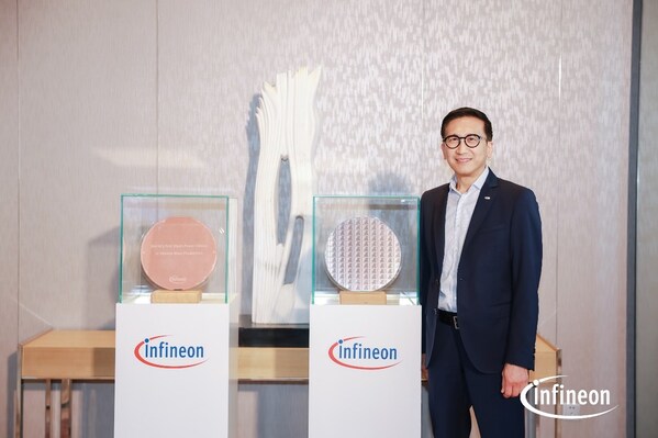 英飛凌科技全球高級(jí)副總裁及大中華區(qū)總裁、英飛凌科技消費(fèi)、計(jì)算與通訊業(yè)務(wù)大中華區(qū)負(fù)責(zé)人潘大偉參觀兩款首次于國內(nèi)進(jìn)行實(shí)體展示的晶圓