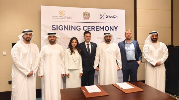 右起：謝赫&middot;薩利姆（Sheikh Salim），晶泰科技戰(zhàn)略投融資總監(jiān)Axel Leven，謝赫&middot;哈馬德（Sheikh Hamad), 2031愿景全球戰(zhàn)略伙伴中心主席Jeson Zheng，晶泰科技高級總監(jiān)王汝予，謝赫&middot;哈馬德辦公室 CEO布雷爾&middot;阿拉梅里（Bureir Alameri），謝赫&middot;阿卜杜拉（Sheikh Abdullah）