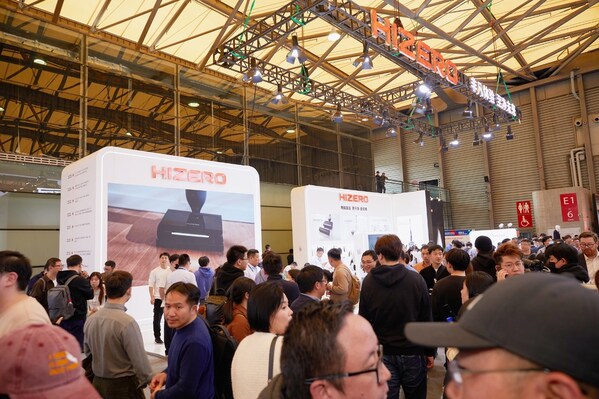 HIZERO展臺現(xiàn)場熱鬧的人群 HIZERO展臺現(xiàn)場熱鬧的人群