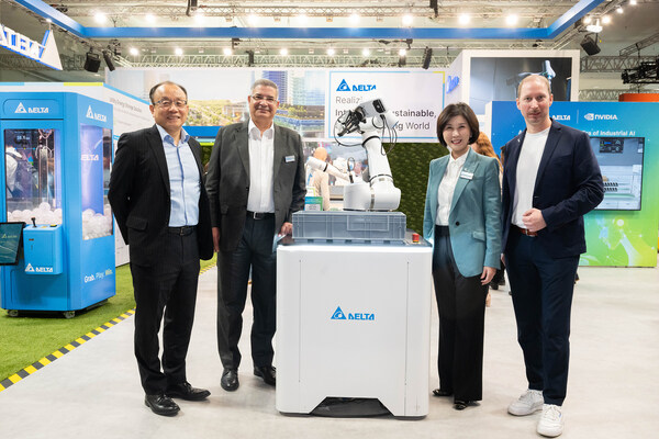 臺達首席品牌官郭珊珊(右二)、臺達EMEA區(qū)總裁暨總經(jīng)理Dalip Sharma(左二)、臺達EMEA區(qū)副總裁Tim Lee(左一)及臺達機電事業(yè)群EMEA區(qū)資深業(yè)務(wù)處長Michael Mayer-Rosa(右一)于漢諾威展上向媒體和客戶介紹臺達D-Bot系列協(xié)作機器人及首度推出的Cognibot Kit，展示相關(guān)AI應(yīng)用。