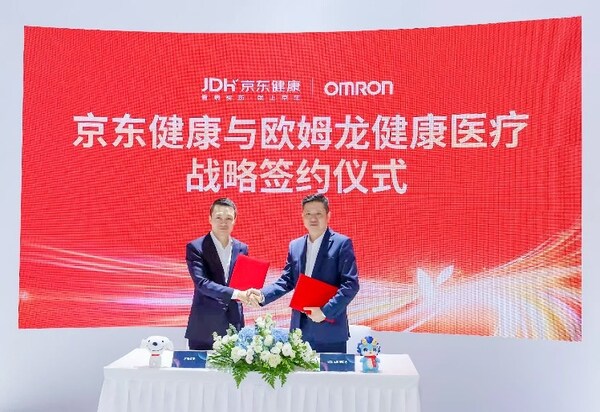 歐姆龍健康醫(yī)療（中國）有限公司董事&middot;總經(jīng)理陳禕曉先生（右），與京東集團SEC委員、京東健康CEO金恩林（左）簽署戰(zhàn)略合作