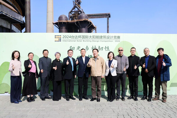 嘉賓于2025臺達杯國際太陽能建筑設計競賽啟動會現(xiàn)場合影。（左至右）臺達中國公共事務部高級總監(jiān)吳美慧、北京首鋼建設投資有限公司城市更新推廣總監(jiān)袁芳、中國建筑設計研究院總工程師仲繼壽、國家住宅工程中心主任張磊、臺達中國公益事業(yè)部總監(jiān)陳奕祥、北京首鋼建設投資有限公司總經(jīng)理助理白寧、中國工程院院士崔愷、中國建設科技集團中央研究院院委會辦公室主任孫金穎、中國建筑設計研究院總建筑師柴培根、中國建筑設計研究院副總經(jīng)理景泉、國家住宅工程中心低碳建筑技術研究所所長鞠曉磊、國家住宅工程中心副總建筑師曾雁。