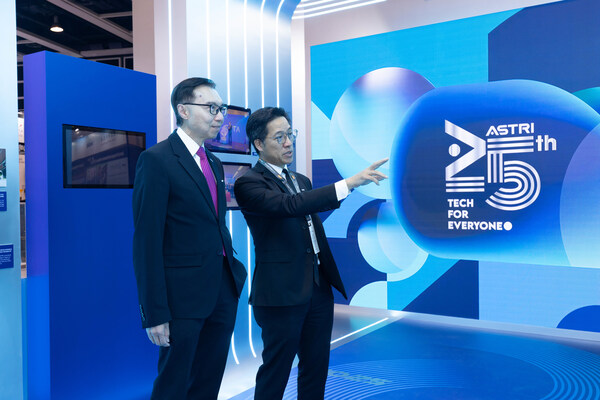 應(yīng)科院于展位上特設(shè)“時(shí)光隧道”，回顧25年來(lái)應(yīng)科院的創(chuàng)新科技成就。