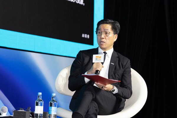 應(yīng)科院署理行政總裁及首席營(yíng)運(yùn)官莊偉泉工程師于“香港特別行政區(qū)政府引進(jìn)重點(diǎn)企業(yè)辦公室呈獻(xiàn)：科技驅(qū)動(dòng)產(chǎn)業(yè)及經(jīng)濟(jì)大會(huì)”上介紹應(yīng)科院的研發(fā)項(xiàng)目，藉此說(shuō)明創(chuàng)新意念如何轉(zhuǎn)化成為可推出市場(chǎng)應(yīng)用的商業(yè)解決方案。