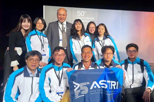 應(yīng)科院于第50屆“日內(nèi)瓦國(guó)際發(fā)明展”中勇奪16個(gè)獎(jiǎng)項(xiàng)，包括1項(xiàng)評(píng)審團(tuán)嘉許金獎(jiǎng)、4項(xiàng)“金獎(jiǎng)”、7項(xiàng)“銀獎(jiǎng)”及4項(xiàng)銅獎(jiǎng)。應(yīng)科院署理行政總裁及首席科技官黃瑩博士祝賀各得獎(jiǎng)科研團(tuán)隊(duì)。