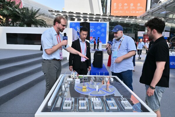 采購商在SGS TeREES&reg; L2沙盤前了解方案細(xì)節(jié)，氣氛熱烈