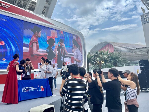 廣交會現(xiàn)場采購商體驗韶音運動耳機 廣交會現(xiàn)場采購商體驗韶音運動耳機