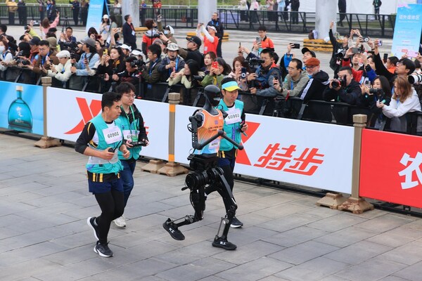 特步助力全球首個(gè)人形機(jī)器人半馬成功舉辦 探索