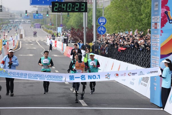 特步助力全球首個(gè)人形機(jī)器人半馬成功舉辦 探索