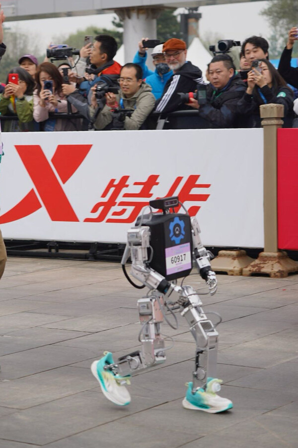 “海派機(jī)器人”腳穿特步鞋在賽道上奔跑 “海派機(jī)器人”腳穿特步鞋在賽道上奔跑