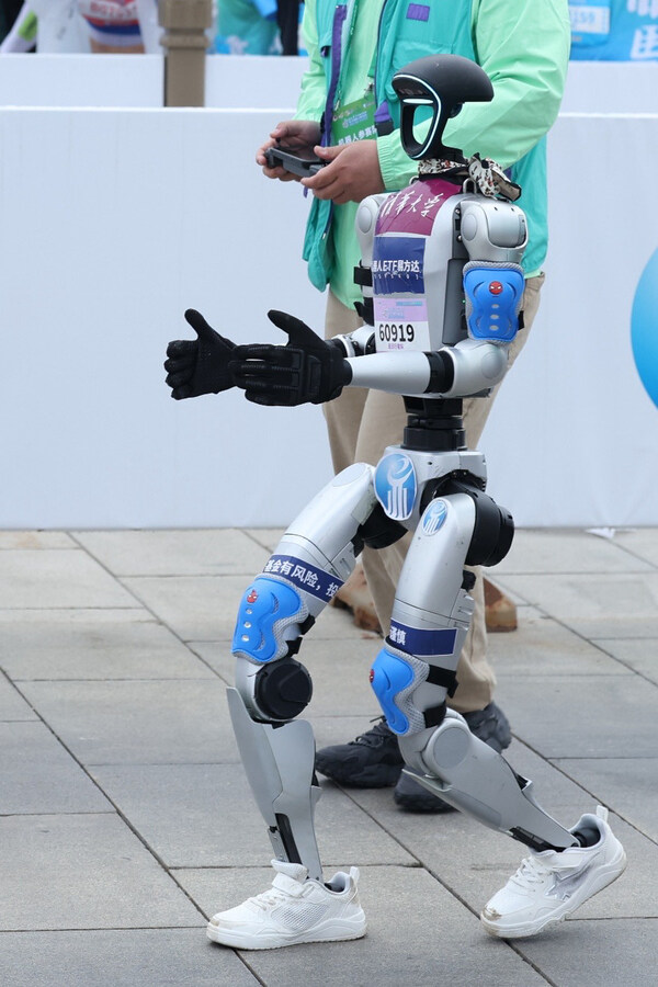 “逐日行者隊(duì)”腳穿特步鞋在賽道上奔跑 “逐日行者隊(duì)”腳穿特步鞋在賽道上奔跑