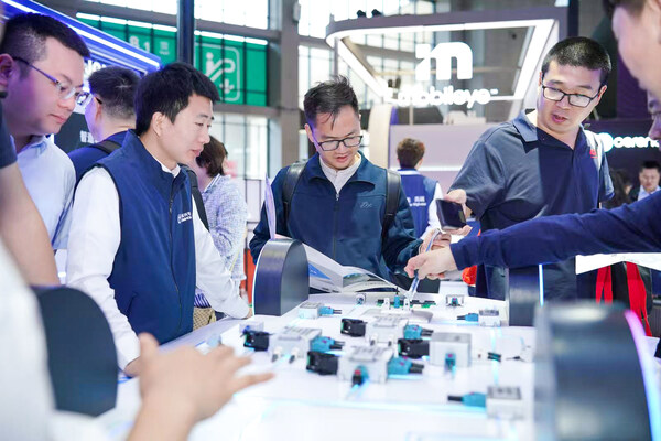 中航光電亮相2025上海車(chē)展，以全域創(chuàng)新驅(qū)動(dòng)新能源汽車(chē)產(chǎn)業(yè)升級(jí)