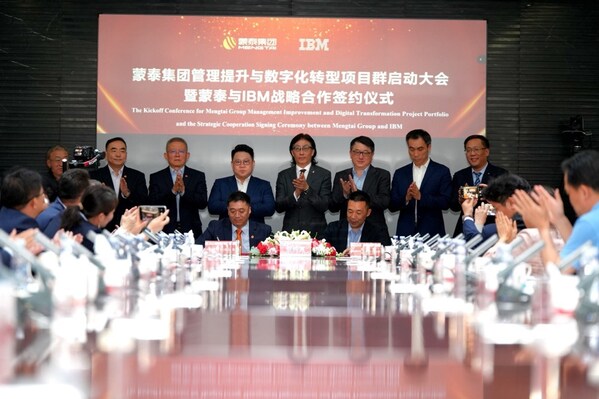 前排：IBM 咨詢(xún)大中華區(qū)業(yè)務(wù)轉(zhuǎn)型合伙人侯學(xué)明與蒙泰集團(tuán)總裁助理、數(shù)字化管理總架構(gòu)師、管理提升委員會(huì)副主任顏強(qiáng)簽署長(zhǎng)期合作框架協(xié)議 后排右起依次是：IBM咨詢(xún)大客戶(hù)總監(jiān)、蒙泰客戶(hù)負(fù)責(zé)人范慧礡，IBM咨詢(xún)工業(yè)金融通信事業(yè)群總經(jīng)理何志強(qiáng)，IBM咨詢(xún)交付副總裁李民，IBM咨詢(xún)銷(xiāo)售副總裁楊繼剛，蒙泰集團(tuán)副董事長(zhǎng)、執(zhí)行總裁、管理提升與數(shù)字化轉(zhuǎn)型委員會(huì)主任奧博，蒙泰集團(tuán)副總裁康維成，蒙泰集團(tuán)副總裁高占榮，蒙泰集團(tuán)副總裁王玉森