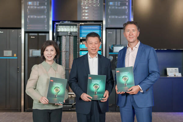 (左至右)臺達(dá)首席品牌官郭珊珊、臺達(dá)董事長暨首席執(zhí)行官鄭平與Economist Impact亞太區(qū)科技與創(chuàng)新總編輯Charles Ross合影。