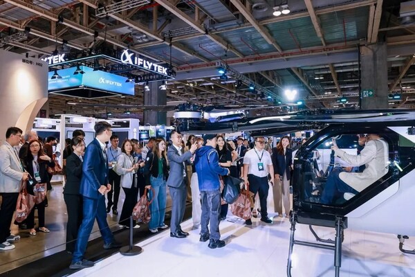 觀眾體驗小鵬匯天 觀眾體驗小鵬匯天