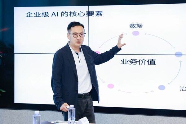 IBM大中華區(qū)技術銷售總經(jīng)理、首席技術官 翟峰