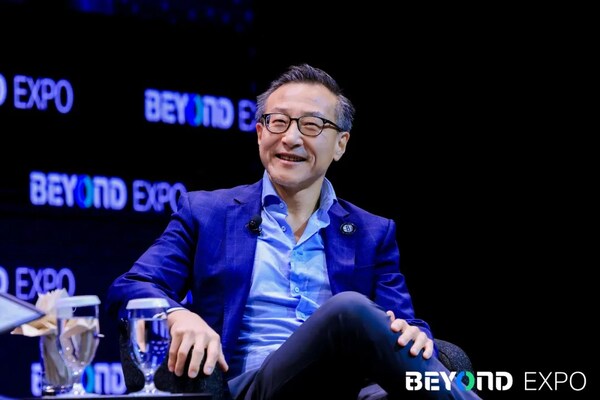 阿里巴巴集團(tuán)主席蔡崇信在閉幕式與BEYOND Expo聯(lián)合創(chuàng)始人賀建東進(jìn)行爐邊談話