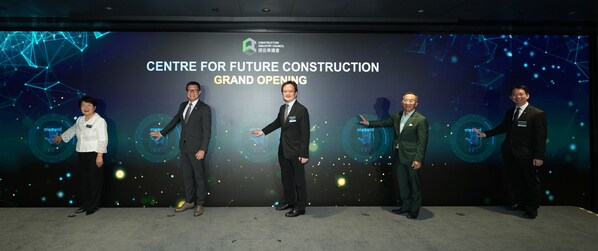 發(fā)展局項(xiàng)目策略及管控處處長(zhǎng)羅國(guó)權(quán)工程師（中）、建造業(yè)議會(huì)主席何安誠(chéng)教授工程師（右二）、建造業(yè)議會(huì)執(zhí)行總監(jiān)鄭定寕工程師（左二）、未來建造中心項(xiàng)目督導(dǎo)委員會(huì)主席鄭展鵬教授（右一），以及香港建造學(xué)院管理委員會(huì)主席盧李愛蓮女士（左一）共同主持建造業(yè)議會(huì)“未來建造中心”開幕典禮