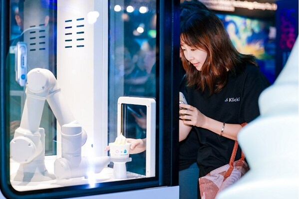 未來科技產(chǎn)品盡情體驗，AI、機器人成展區(qū)C位