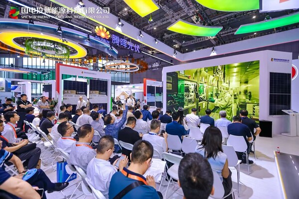 觀眾觀看啟航儀式預(yù)熱視頻