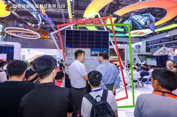 觀眾圍觀國電投新能源銅柵線異質(zhì)結(jié)760W冠軍組件