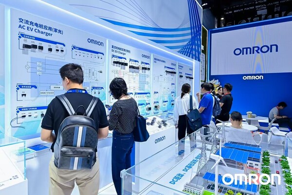 歐姆龍SNEC 2025展臺吸引眾多參觀者與行業(yè)專家駐足