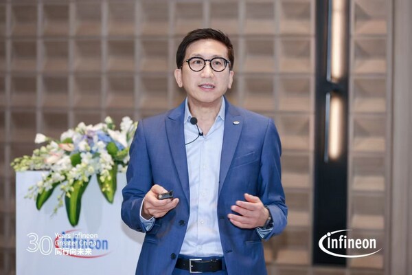 英飛凌科技全球高級(jí)副總裁及大中華區(qū)總裁、英飛凌科技消費(fèi)、計(jì)算與通訊業(yè)務(wù)大中華區(qū)負(fù)責(zé)人潘大偉發(fā)表主題演講