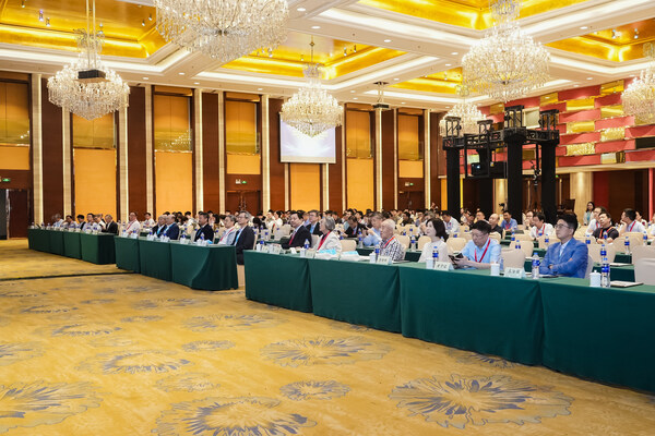 400多位專家與師生圍繞電力電子技術(shù)基礎(chǔ)研究、新型電力系統(tǒng)的發(fā)展與挑戰(zhàn)等主題展開探討。