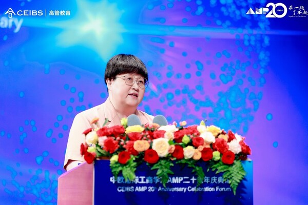 中歐國(guó)際工商學(xué)院院長(zhǎng)、管理學(xué)教授、橫店集團(tuán)管理學(xué)教席教授汪泓做開幕致辭