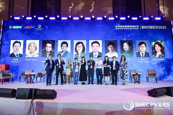 T&Uuml;V萊茵全球電力電子產(chǎn)品服務(wù)副總裁兼大中華區(qū)太陽(yáng)能與商業(yè)產(chǎn)品服務(wù)副總裁李衛(wèi)春參與“共筑全生命周期低碳產(chǎn)業(yè)”領(lǐng)袖對(duì)話