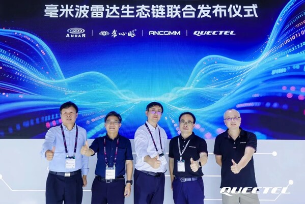 移遠通信汽車前裝事業(yè)部總經(jīng)理王敏（右二）、杭州岸達科技副總裁王書楠（左三）、上海點藝CEO張望堅（左二）、恩通達總經(jīng)理黃磊（左一）、移遠通信產(chǎn)品經(jīng)理張磊（右一）