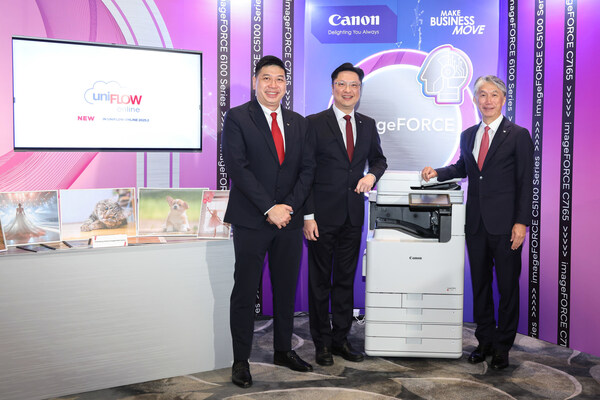 （由右起）佳能新加坡高級副總裁片桐紀宏先生、佳能香港董事長及行政總裁李冠德先生及佳能香港高級總監(jiān)孔祥隆先生衷心感謝各位行業(yè)領袖的蒞臨，并鼓勵來賓藉由佳能香港的革新科技與解決方案，突破市場競爭，開拓更多商機。