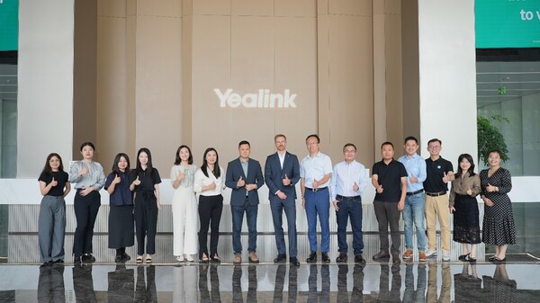 T&Uuml;V南德與億聯(lián)網(wǎng)絡(luò)團(tuán)隊(duì)合影