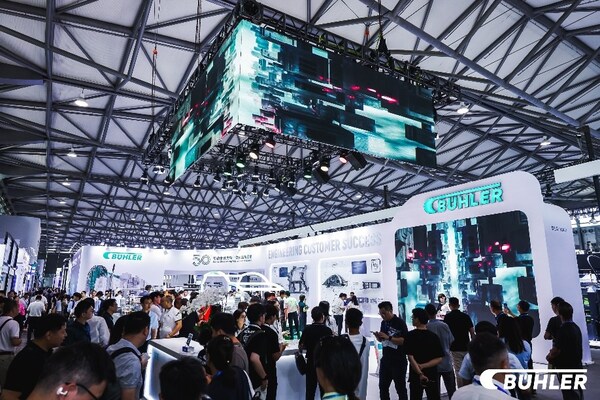 布勒集團以“永續(xù)領航，鑄力全球”為主題亮相2025上海國際壓鑄展（FICMES），圖為人頭攢動的布勒展臺。