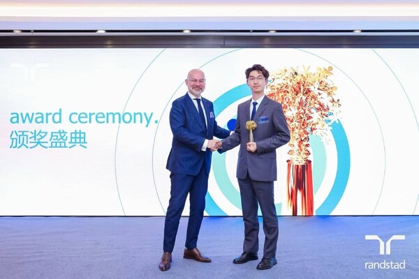 任仕達中國董事總經(jīng)理Jonathan Edwards為獲獎企業(yè)頒獎