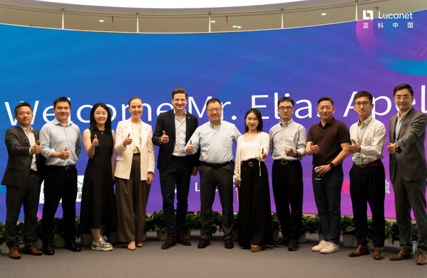 云頂新耀首席運(yùn)營官-許崇剛（左起第六位） ，藍(lán)科全球CEO-Elias Apel（左起第五位），藍(lán)科生態(tài)伙伴-冠融CEO Hellen Wang（右起第五位）