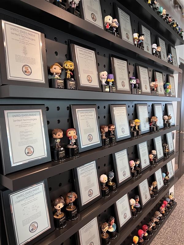 Cognizant AI實(shí)驗(yàn)室展示了59項(xiàng)專利，并為23項(xiàng)待批專利預(yù)留空間。 實(shí)驗(yàn)室為每位發(fā)明人頒發(fā)美國專利牌和自選FunkoPop玩偶。