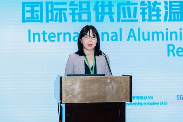 SGS管理與保證事業(yè)群可持續(xù)發(fā)展及供應(yīng)鏈服務(wù)副總監(jiān)李蕾女士在國際鋁供應(yīng)鏈溫室氣體排放核算與減排路徑交流會(huì)上進(jìn)行開幕致辭
