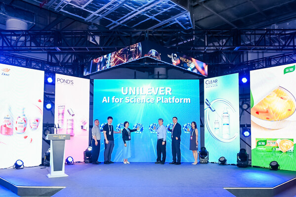 聯(lián)合利華中國(guó)于2025 WAIC現(xiàn)場(chǎng)發(fā)布“AI for Science”創(chuàng)新平臺(tái)（從左至右：DP Technology首席執(zhí)行官孫偉杰、DP Technology 聯(lián)合創(chuàng)始人兼首席技術(shù)官?gòu)埩址濉⒅袊?guó)香料香精化妝品工業(yè)協(xié)會(huì)理事長(zhǎng)顏江瑛、中國(guó)科學(xué)院 院士丁洪 、聯(lián)合利華中國(guó)研發(fā)中心副總裁沈俊、聯(lián)合利華中國(guó)研發(fā)策略與運(yùn)營(yíng)負(fù)責(zé)人梁燕）