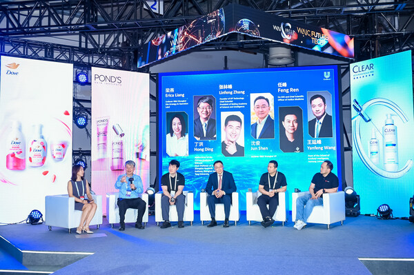 聯(lián)合利華攜手行業(yè)伙伴探討AI驅(qū)動(dòng)消費(fèi)行業(yè)邁向智能化升級(jí)（從左至右：聯(lián)合利華中國(guó)研發(fā)策略與運(yùn)營(yíng)負(fù)責(zé)人梁燕、中國(guó)科學(xué)院 院士丁洪 、DP Technology 聯(lián)合創(chuàng)始人兼首席技術(shù)官?gòu)埩址?、?lián)合利華中國(guó)研發(fā)中心副總裁沈俊、Insilico Medicine英矽智能 聯(lián)合創(chuàng)始人兼首席執(zhí)行官任峰、上海交通大學(xué)人工智能研究院院長(zhǎng)王延峰）