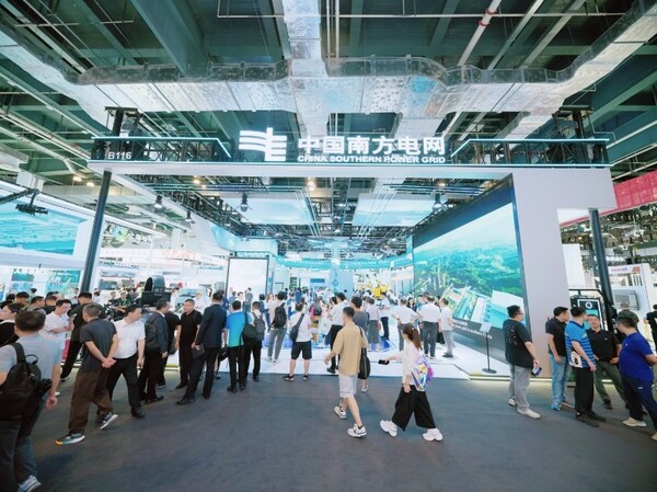 南方電網(wǎng)公司展廳人潮涌動，迎來高峰