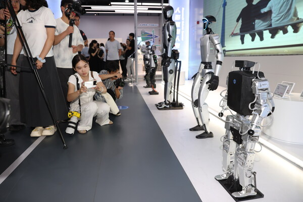 2025世界機(jī)器人大會(huì)期間，具身智能機(jī)器人4S店將作為重要的產(chǎn)業(yè)服務(wù)創(chuàng)新成果亮相。