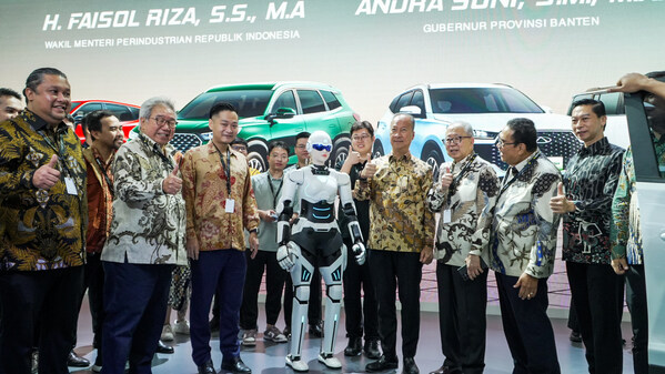 墨甲機(jī)器人與印尼工業(yè)部長(zhǎng)Dr. Agus Gumiwang Kartasasmita（右四）等嘉賓合影留念