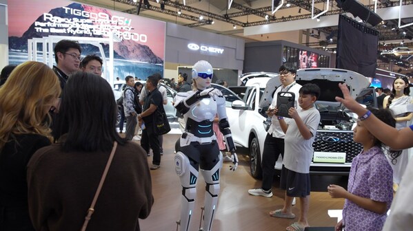 墨甲機(jī)器人與觀眾自然互動(dòng)，引來印尼市民駐足體驗(yàn)