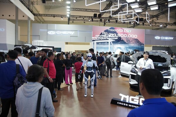 機(jī)器人識(shí)別語音指令，回應(yīng)現(xiàn)場(chǎng)提問，展示自然的語義理解能力