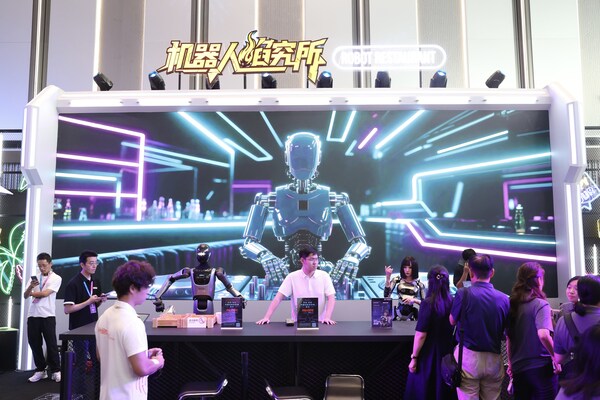 走進(jìn)機(jī)器人大會(huì)會(huì)客廳，可以看到“機(jī)器人焰究所”，這是北京亦莊打造機(jī)器人主題餐廳“機(jī)器人焰究所”的微縮場(chǎng)景。
