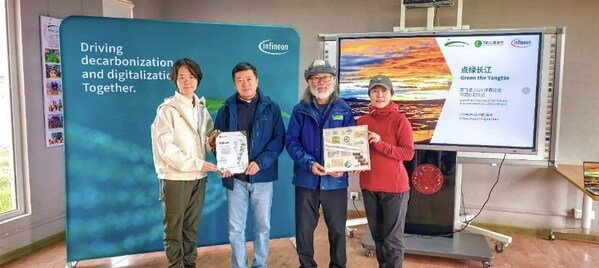 啟動(dòng)儀式現(xiàn)場(chǎng)（從左至右：SEE基金會(huì)合作發(fā)展與內(nèi)容運(yùn)營(yíng)總監(jiān)周軒宇，英飛凌科技高級(jí)副總裁、工業(yè)與基礎(chǔ)設(shè)施業(yè)務(wù)大中華區(qū)負(fù)責(zé)人于代輝，綠色江河發(fā)起人楊欣，英飛凌科技大中華區(qū)企業(yè)傳播負(fù)責(zé)人朱琳）