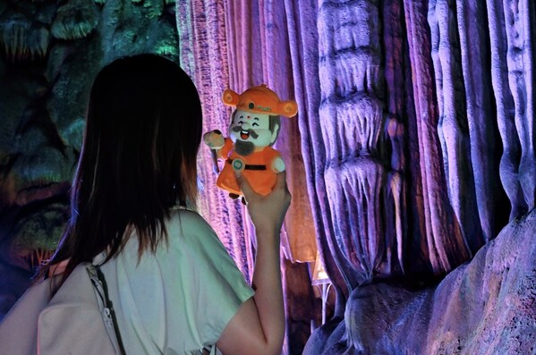 桂林銀子巖景區(qū)發(fā)布全球首款AI伴游財神